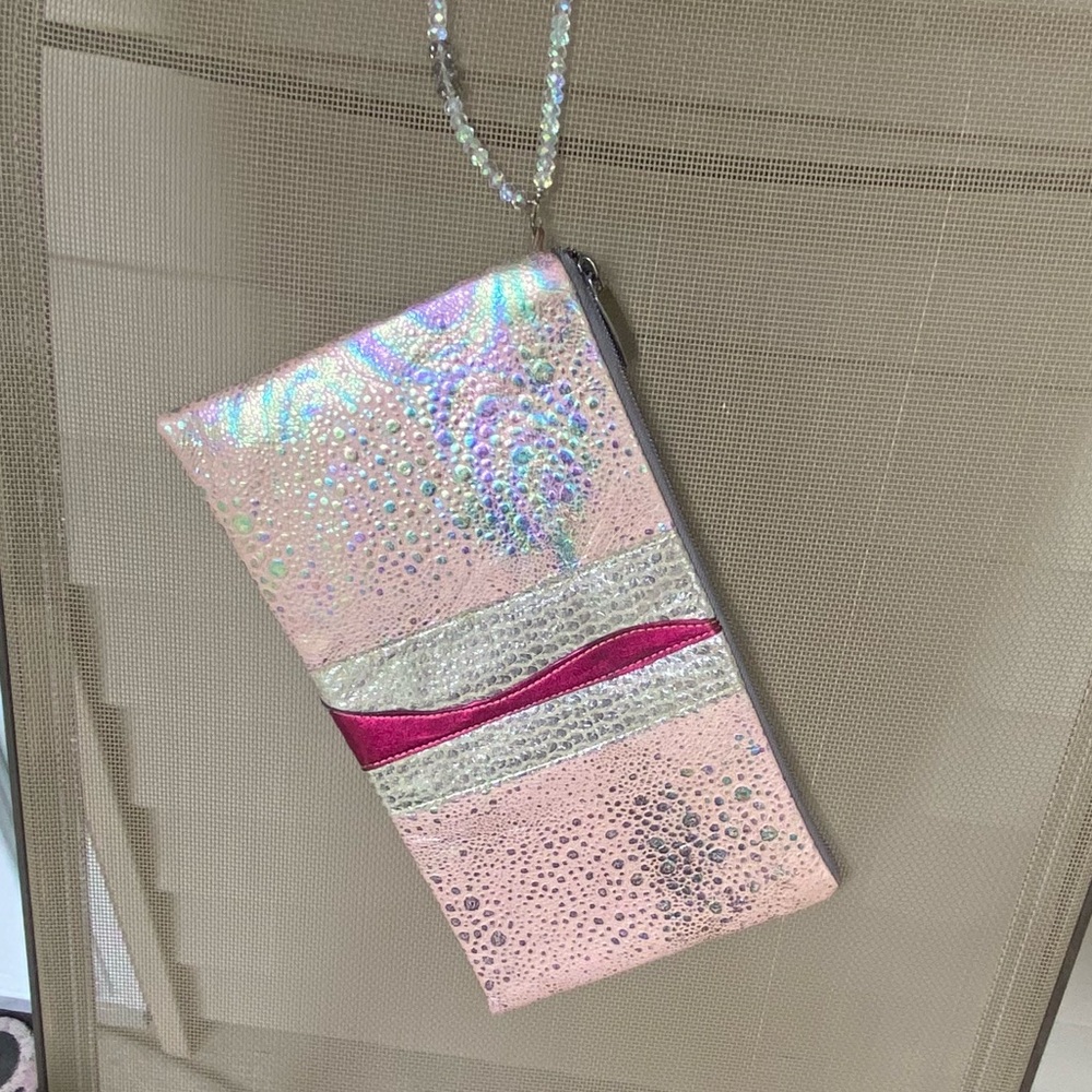 VGU Anita🌸Pink🎀Textured Clutch/Wristlet w/Beaded Zipper Pull & 2 Inside Pockets - Picture 7 of 16